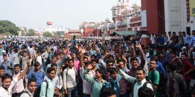  Battle For Up: First Timers Pose Challenge To Veterans In Lucknow-TeluguStop.com