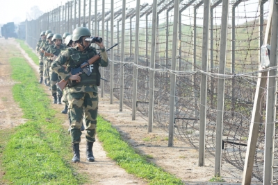  Bsf Fires At Drone Spotted Near International Border In J&k-TeluguStop.com