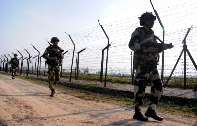  Bsf Shoots Pak Intruder In Punjab’s Firozepur Sector #shoots #intruder-TeluguStop.com