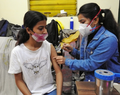 Centre Asks States, Uts To Accelerate Second Dose Vaccination Among Adolescents Centre Asks States, Uts To Accelerate Second Dose Vaccination Among Adolescents-TeluguStop.com