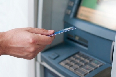  Delhi Man Tries To Break Open Atm With Frying Pan, Held #delhi #break-TeluguStop.com