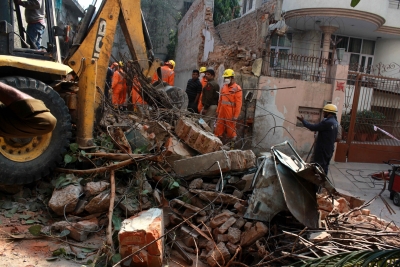  Four Killed In Delhi Building Collapse (2nd Ld) #delhi #collapse-TeluguStop.com