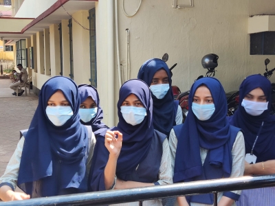  Girl Students Wearing Hijab Stopped At Entrance Of One More College In K’t-TeluguStop.com