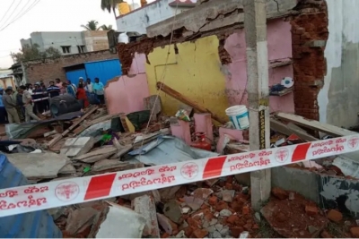  Lpg Cylinder Blast Brings Down A House In K'taka-TeluguStop.com