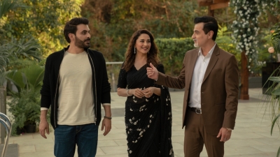  Madhuri On Rekindling Her On-screen Chemistry With Sanjay Kapoor After Two Decad-TeluguStop.com