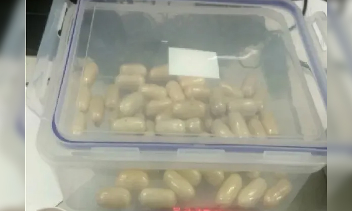  Man Smuggling Heroine Capsules In Stomach Caught In Bangalore Airport Details,-TeluguStop.com