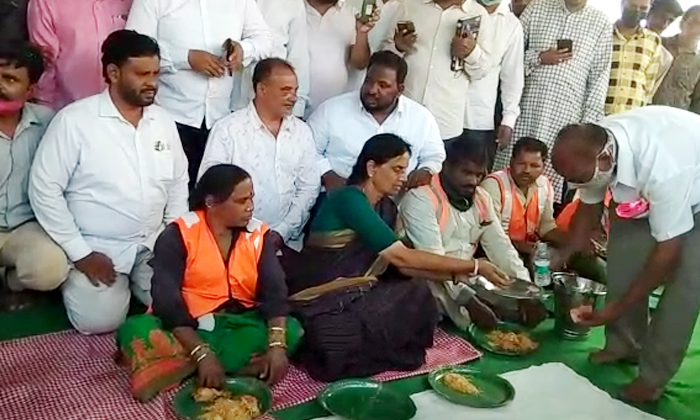  Minister Sabitha Indra Reddy And Mp Ranjith Reddy Social Gathering With Jal Pall-TeluguStop.com