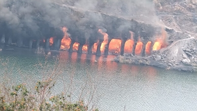  People's Lives In Danger As Fire Intensifies In Jharkhand Coal Mine-TeluguStop.com