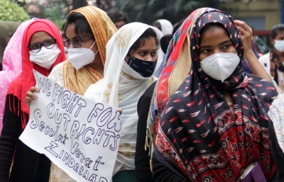  Right Wing Activists Detained For Protesting Against Girls Wearing Burqa At Sura-TeluguStop.com