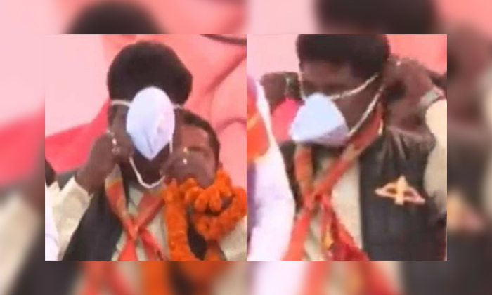  Shivasena Activist Troubling To Wear Covid Mask In Rally Details, , Viral Video,-TeluguStop.com