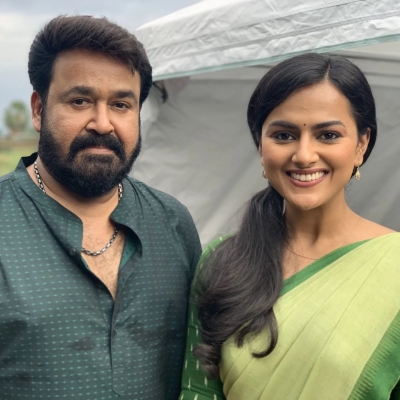  Shraddha Srinath Shares Pictures Clicked With 'aaraattu' Cast-TeluguStop.com