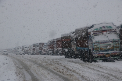  Snowfall, Bad Weather Lead To Traffic Curbs In Tawang Monastery-bound Highways-TeluguStop.com
