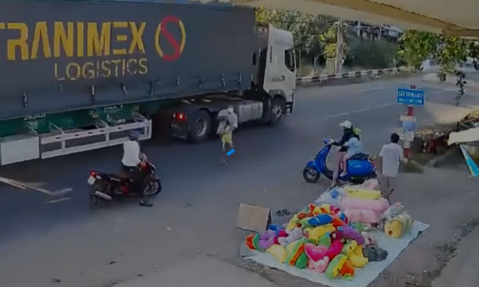  A Child Leaning Towards A Lorry Coming At Speed The Mansaved Viral Latest, Viral-TeluguStop.com