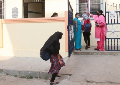  Tense Situation Continues In K'taka Colleges As Hijab Wearing Muslim Students Se-TeluguStop.com