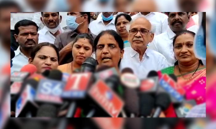  Trs Minister Sabita Indra Reddy Fires On Bjp Central Government Details, Trs Min-TeluguStop.com