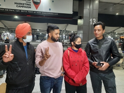  Worried Parents Await Return Of Their Wards From Ukraine At Igi Airport-TeluguStop.com