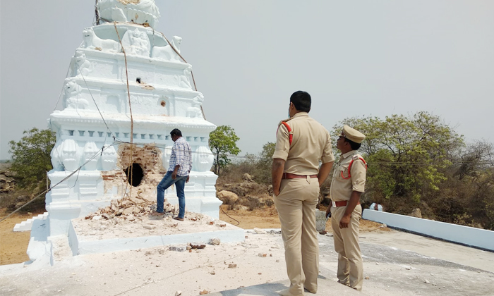  Attempted Robbery At Lakshmi Narasimha Swamivari Temple On The Outskirts Of Anna-TeluguStop.com
