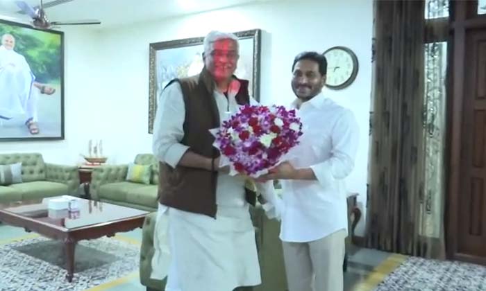  Cm Ys Jagan Hosted A Dinner At His Residence In Honor Of The Union Minister , Cm-TeluguStop.com