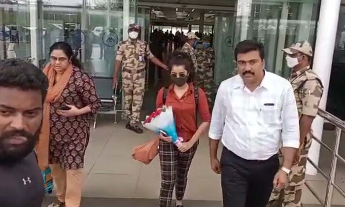 Leading Film Actress Anupama Parameswaran, Gannavaram On An Indigo Flight From H Leading Film Actress Anupama Parameswaran, Gannavaram On An Indigo Flight From H-TeluguStop.com