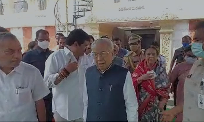 Governor Harichandan Vishwabhushan And His Wife Visit Sri Varaha Lakshmi Narasim Governor Harichandan Vishwabhushan And His Wife Visit Sri Varaha Lakshmi Narasim-TeluguStop.com