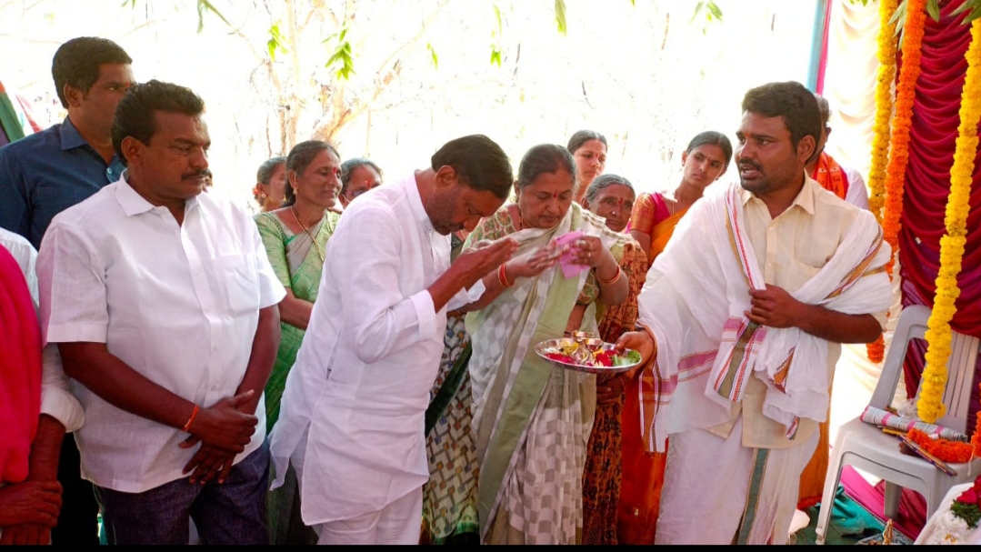  Emelsi Couple Visiting Mallappa Swami-మల్లప్ప స్వామి�-TeluguStop.com