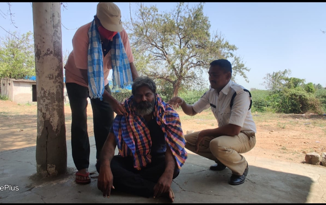  Generosity Of Traffic Constable-ట్రాఫిక్ కానిస్ట�-TeluguStop.com