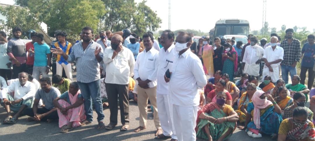  Villagers Stationed On The Road-TeluguStop.com