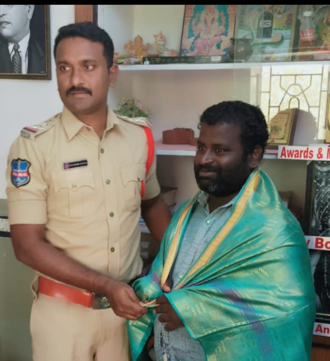  Police Pay Tribute To Young Man Who Saved Woman's Life-TeluguStop.com