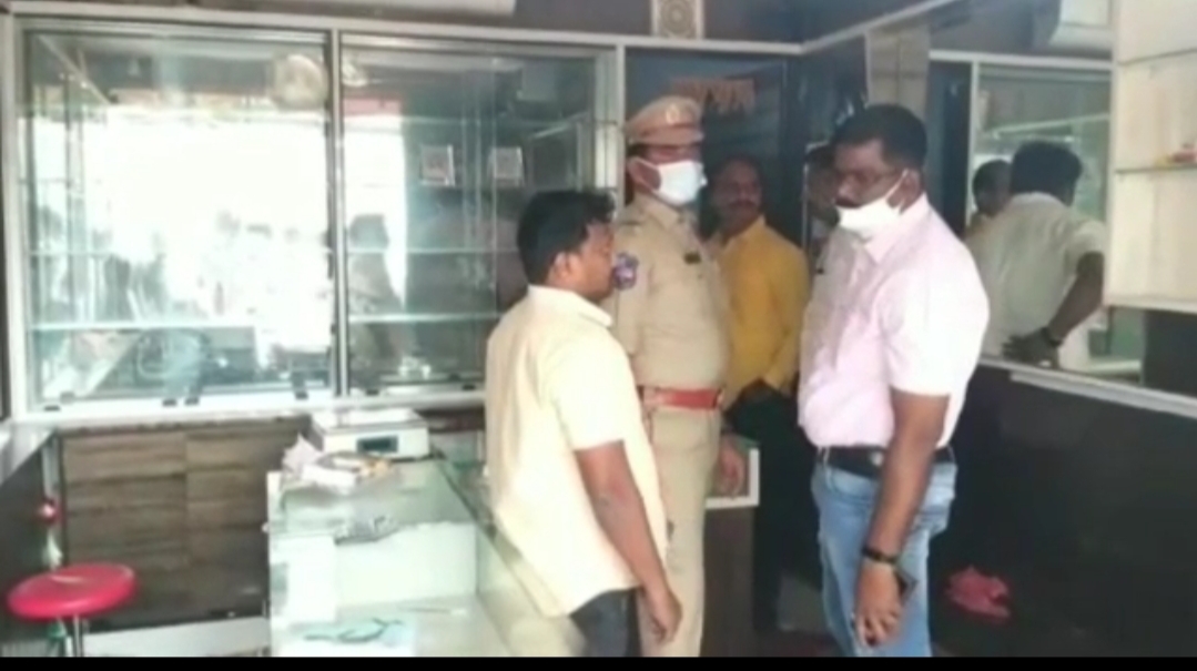  Thieves Target Locked Houses And Shops In Nakirekal-TeluguStop.com