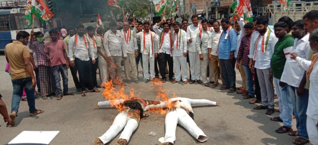  Modi, Kcr Effigies Burn-TeluguStop.com