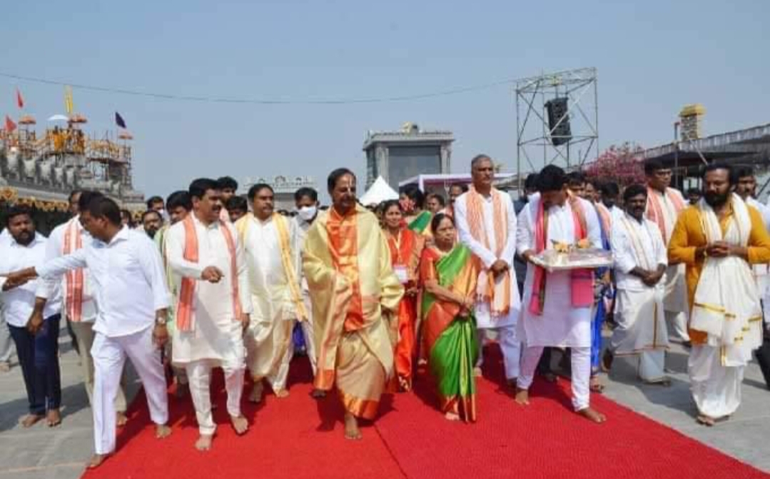  Cm Kcr Carrying The Procession To The Pillars As A Festival Of The Eyes-TeluguStop.com