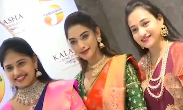 Jewelry Display At Kalasha Fine Jewel Jewelery Shop In Banjara Hills , Banjara H Jewelry Display At Kalasha Fine Jewel Jewelery Shop In Banjara Hills , Banjara H-TeluguStop.com