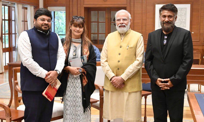  Prime Minister Narendra Modi Blessed The Kashmir Files Filmmakers , Kashmir , Pr-TeluguStop.com