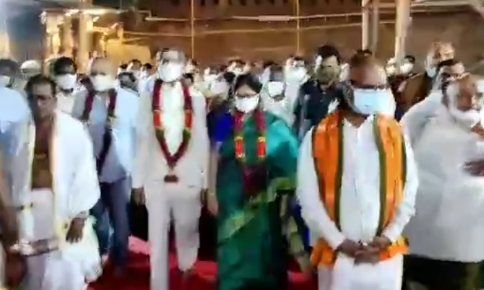 Chief Justice Of The Supreme Court Nv Ramana Couple In The Service Of Srisailam Chief Justice Of The Supreme Court Nv Ramana Couple In The Service Of Srisailam-TeluguStop.com