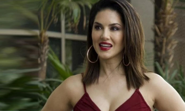  Sunny Leone In Manchu Vishnu Movie ,sunny Leone , Manchu Vishnu, Gali Nagaswarar-TeluguStop.com