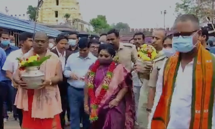  Telangana Governor Tamilsai Sundararajan Visits Srisaila Sri Bhramaramba Mallika-TeluguStop.com