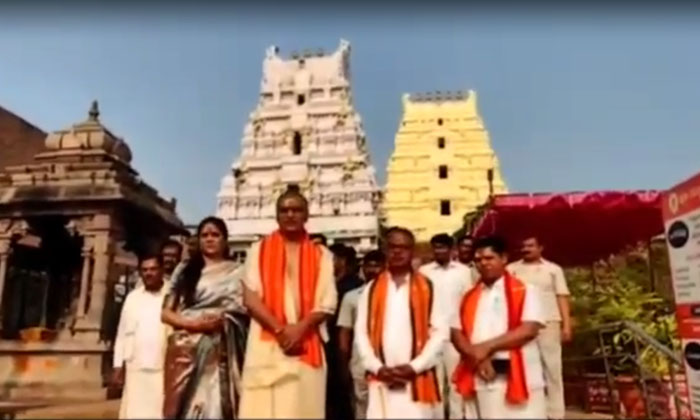  Telangana Finance Minister Harish Rao Visits Srisaila Mallanna, Telangana , Har-TeluguStop.com