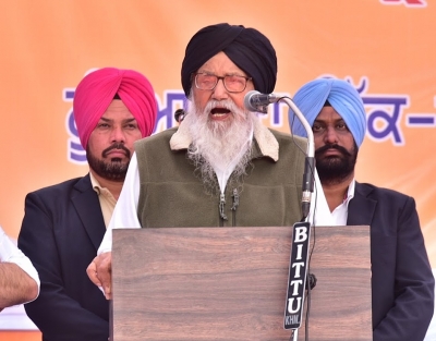  Aap Juggernaut Flattens Sad Patriarch Parkash Singh Badal, Family-TeluguStop.com