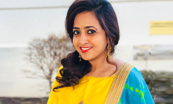  Anchor Lasya Did That Work In The Car And That Video Goes Viral Details, Anchor-TeluguStop.com