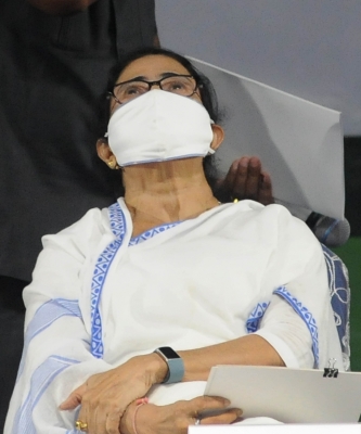 Battle For Up: Mamata Shown Black Flags In Varanasi Battle For Up: Mamata Shown Black Flags In Varanasi-TeluguStop.com