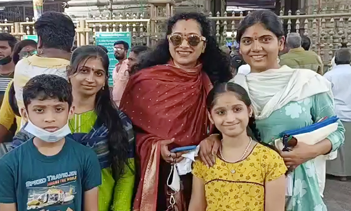Cine Actress Anitha Visits Tiruchanuru Sri Padmavathi Ammavaru Details, Cine Act Cine Actress Anitha Visits Tiruchanuru Sri Padmavathi Ammavaru Details, Cine Act-TeluguStop.com