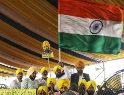  Donning Traditional 'basanti' Turbans, Thousands Head For Mann's Oath-TeluguStop.com