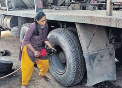  Fixing Flat Tyres, This Telangana Woman Breaks Gender Barrier-TeluguStop.com