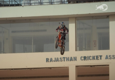  Fmx Legend Robbie Jumps Off A Building To Present New Jersey To Rr Players-TeluguStop.com