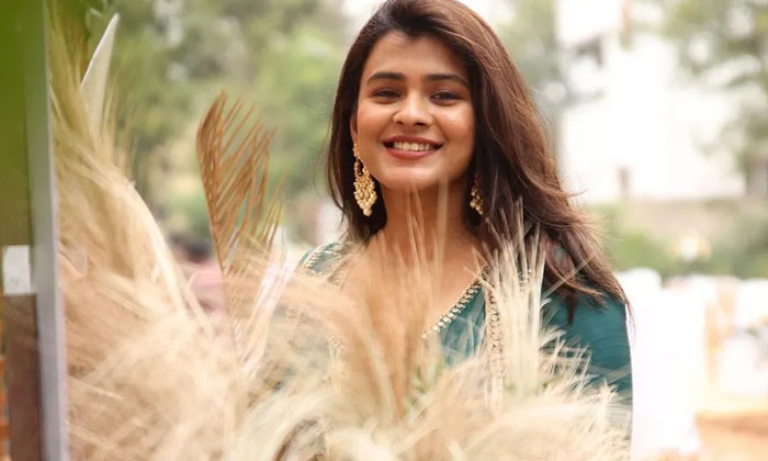  Actress Hebah Patel Interesting Comments About Her Age In Instagram Chat Details-TeluguStop.com