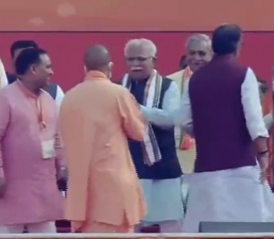  Khattar Attends Swearing-in Ceremony Of Adityanath-TeluguStop.com