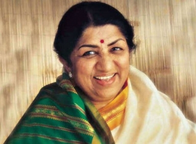  Lata Mangeshkar's Ashes Immersed In Ganga At Varanasi-TeluguStop.com