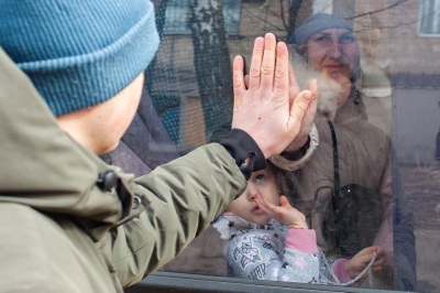 Mass Evacuation Planned For Monday In Ukraine's Luhansk Region Mass Evacuation Planned For Monday In Ukraine's Luhansk Region-TeluguStop.com