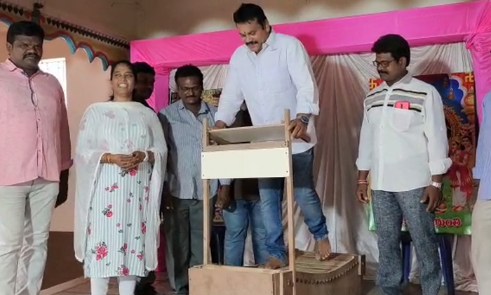  Minister Ktr Tweets About Carpenter Srinivas Who Created Wooden Treadmill Detail-TeluguStop.com