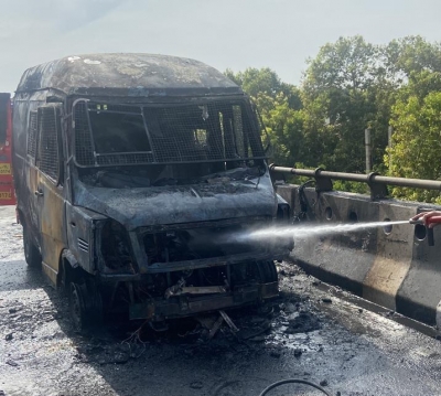  Mobile Atm Catches Fire On Delhi-jaipur Expressway-TeluguStop.com